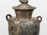 Ame Ker 33 a  Ame Ker 33, Mexiko, Bundesstaat Jalisco, Guadalajara/Tonalá, Kolonialzeit, 17./18. Jahrhundert, Große Deckelvase, archibúcaro, Ton, Gold, Silber, Fassung, H 88 cm, H ohne Deckel 75 cm, H Deckel 15,5 cm, B 51 cm, Dm Mündung 35 cm : Museumsfoto: Claus Cordes, Bestandskatalog Ethnologie